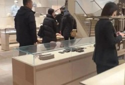 刘亦菲杭州低调现身商场，羽绒服喇叭裤简约时尚，仙气十足成焦点
