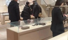 刘亦菲杭州低调现身商场，羽绒服喇叭裤简约时尚，仙气十足成焦点