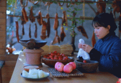 没有翻译却火遍全球，那个穿着粗布汉服干农活的李子柒是谁？