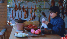 没有翻译却火遍全球，那个穿着粗布汉服干农活的李子柒是谁？