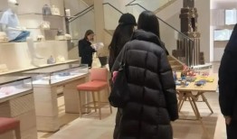 刘亦菲杭州低调现身商场，羽绒服喇叭裤简约时尚，仙气十足成焦点
