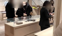 刘亦菲杭州逛街被偶遇，探班朱珠剧组，与友人相聚为其庆生