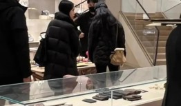 刘亦菲杭州低调现身商场，羽绒服喇叭裤简约时尚，仙气十足成焦点
