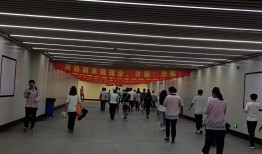 三位大学毕业生选择进厂：无所谓学历“长衫”，先养活自己再谈理想