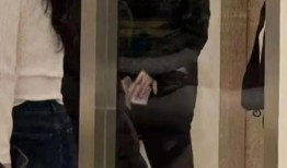 刘亦菲杭州低调现身商场，羽绒服喇叭裤简约时尚，仙气十足成焦点