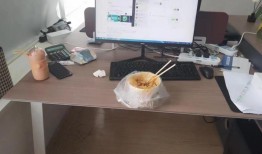 三位大学毕业生选择进厂：无所谓学历“长衫”，先养活自己再谈理想